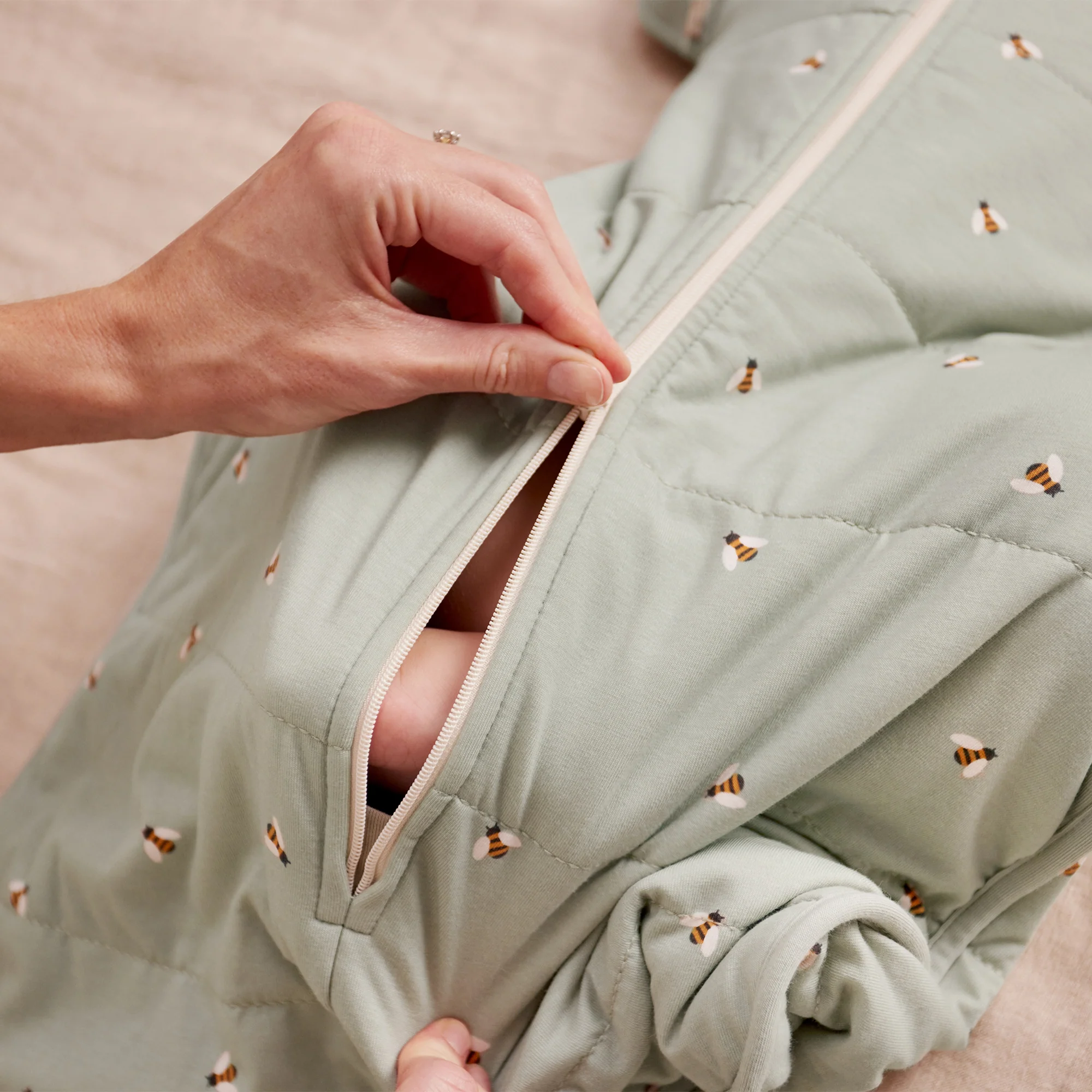 Swaddle Up™ 2-in-1 Transition Bag 2.5 TOG Cotton Olive Bees - Image 6