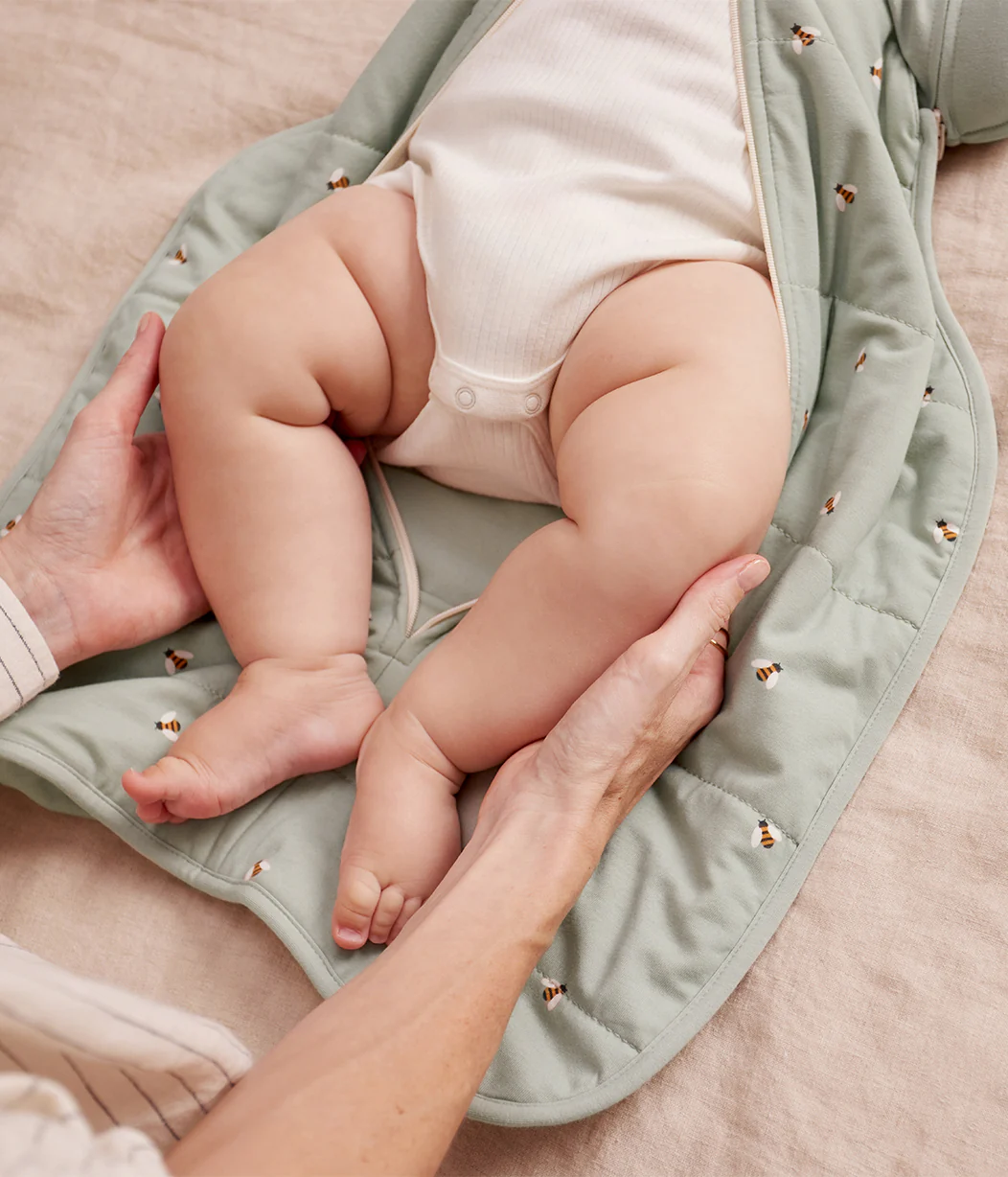 Swaddle Up™ 2-in-1 Transition Bag 2.5 TOG Cotton Olive Bees - Image 7